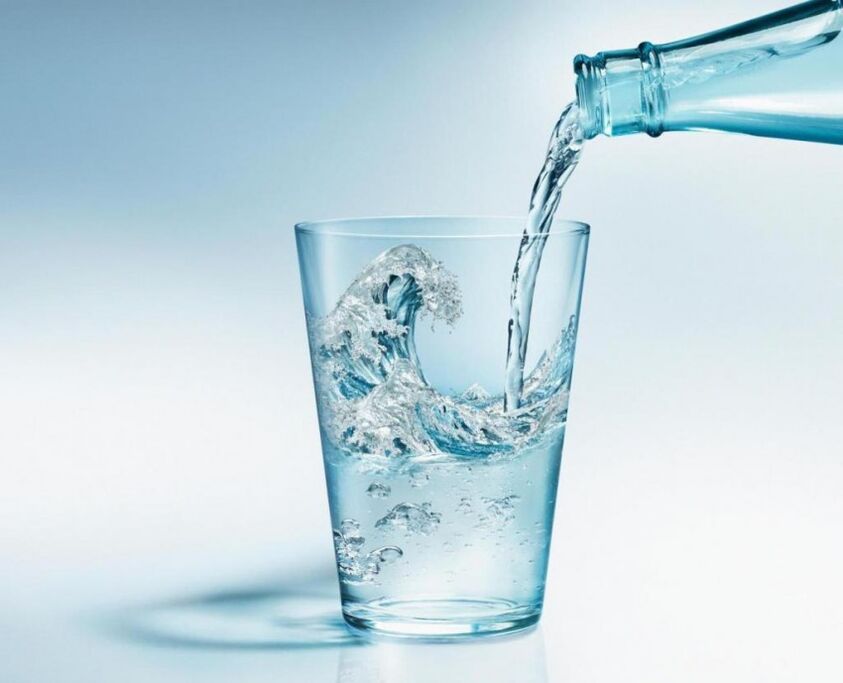 خلال نظام الشرب من الضروري شرب الكثير من الماء النظيف. 