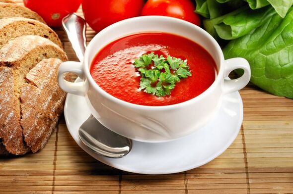 يمكن تنويع قائمة النظام الغذائي للشرب مع حساء الطماطم. 